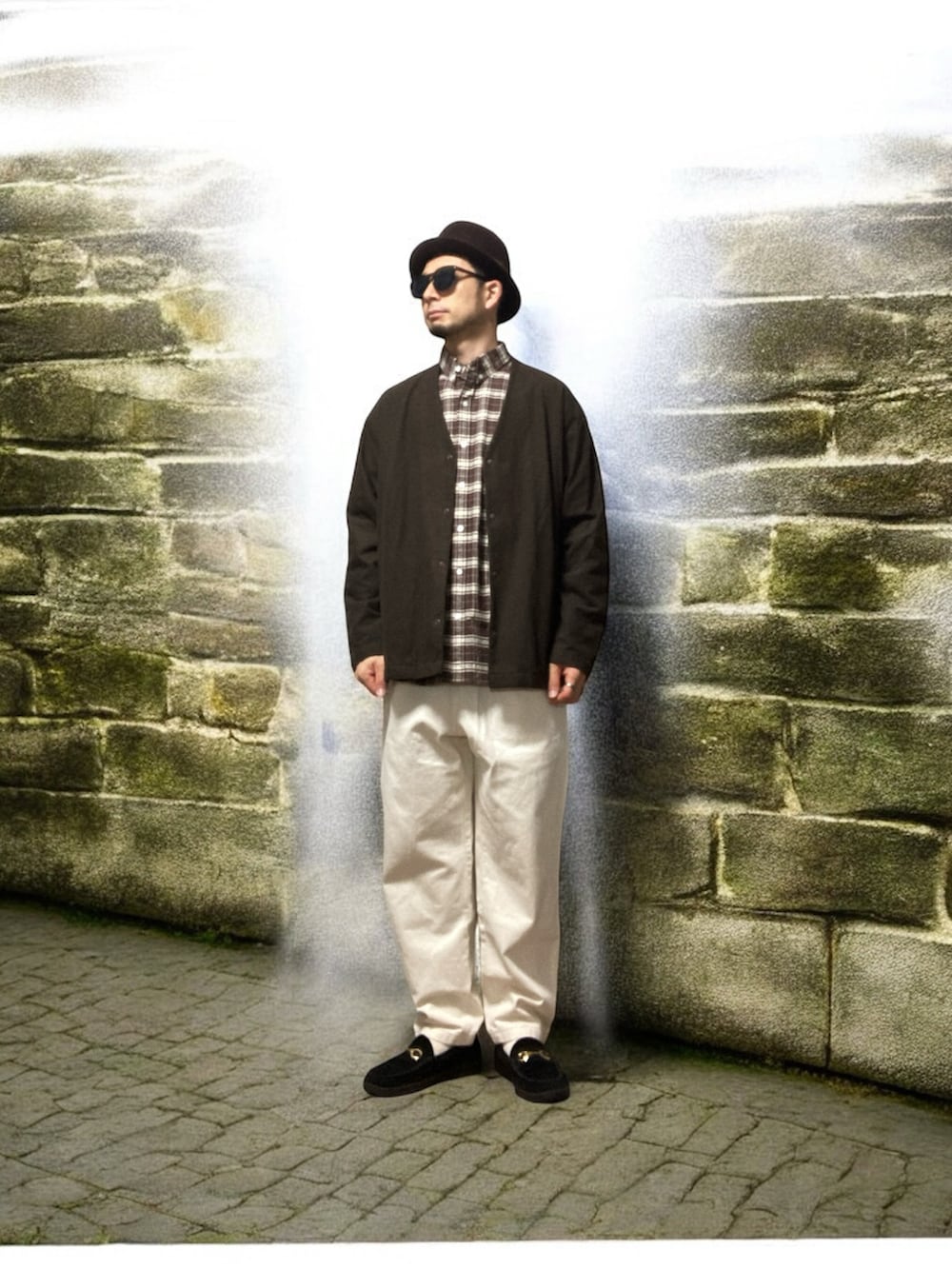 ホワイト系のチノパンツ、ブラック系のローファー、グリーン系のモッズコートを着用したメンズの冬コーディネートの3枚目の写真