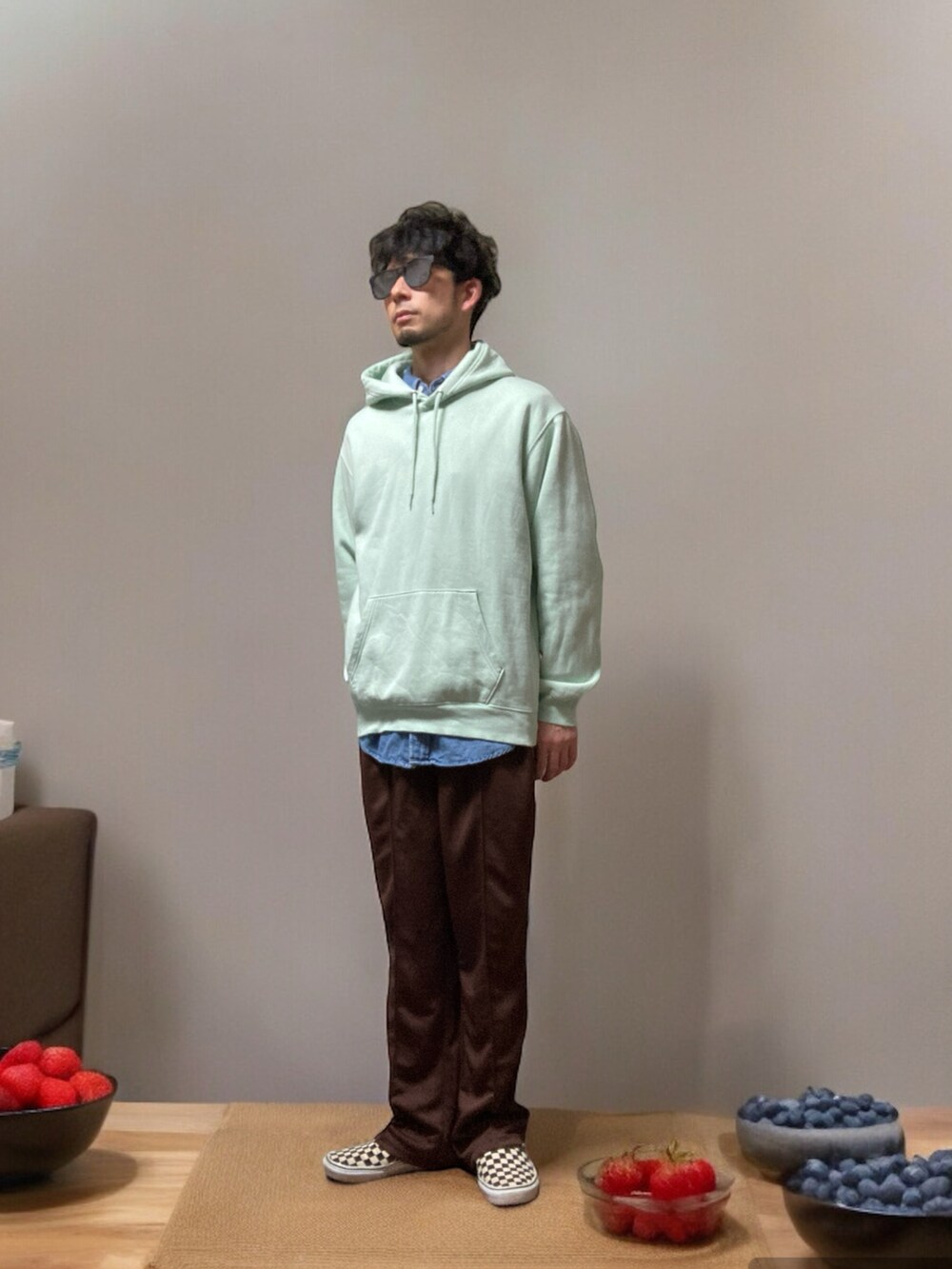 「おじさん、あごひげ、もみあげ、パーカー、トラックパンツ、スリッポン、デニムシャツ」｜「improvesの【UAU】ライントラック パンツ セットアップ対応（その他パンツ、ブラウン系）」を使った、モミヒゲさん（メンズ・175cm）の春コーディネートの2枚目の写真