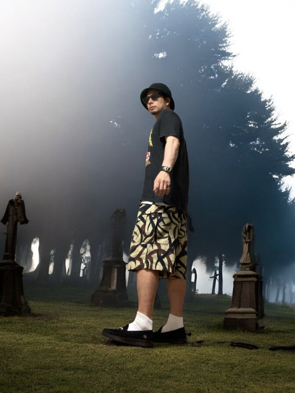 ベージュ系のその他パンツ、ブラック系のローファー、ブラック系のTシャツ/カットソーを着用したメンズの夏コーディネートの3枚目の写真