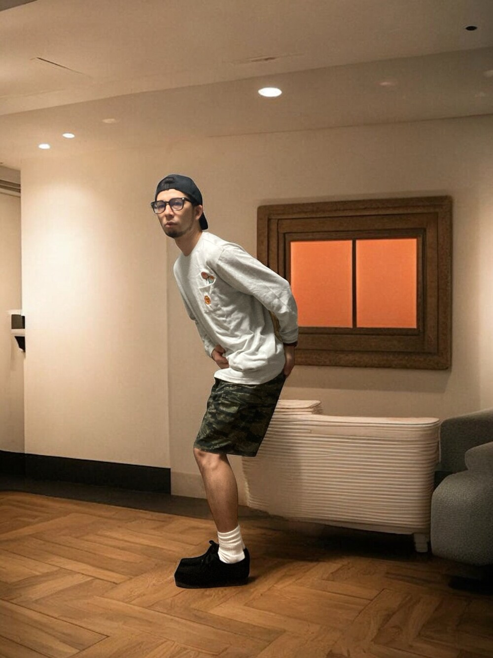 グレー系のTシャツ/カットソー、その他のカーゴパンツ、ブラック系のモカシン/デッキシューズを着用したメンズの秋コーディネートの5枚目の写真