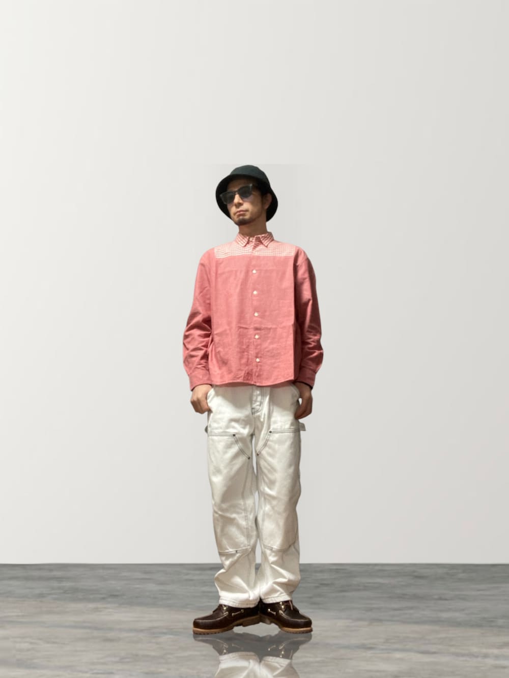 ブラウン系のモカシン/デッキシューズ、ピンク系のシャツ/ブラウス、ブルー系のデニムジャケットを着用したメンズの春コーディネートの3枚目の写真