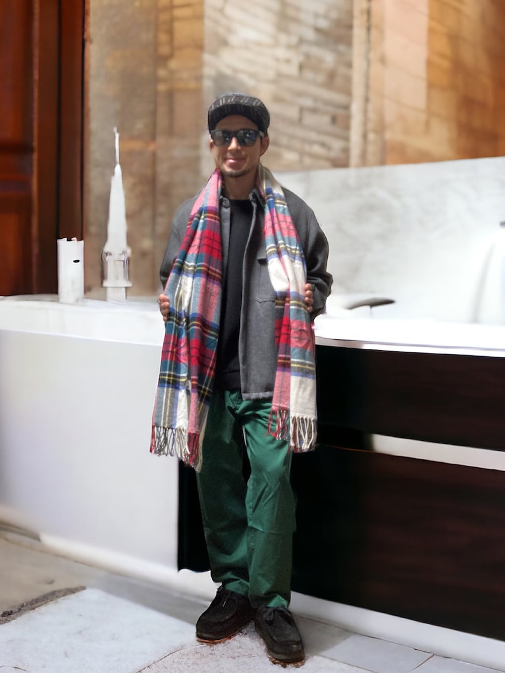 グリーン系のチノパンツ、ブラック系のモカシン/デッキシューズ、グレー系のシャツ/ブラウスを着用したメンズの冬コーディネートの4枚目の写真