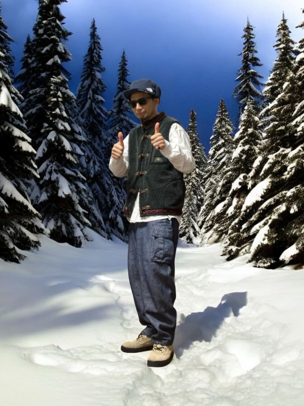 ホワイト系のシャツ/ブラウス、ブルー系のカーゴパンツ、グレー系のベストを着用したメンズの秋コーディネートの4枚目の写真