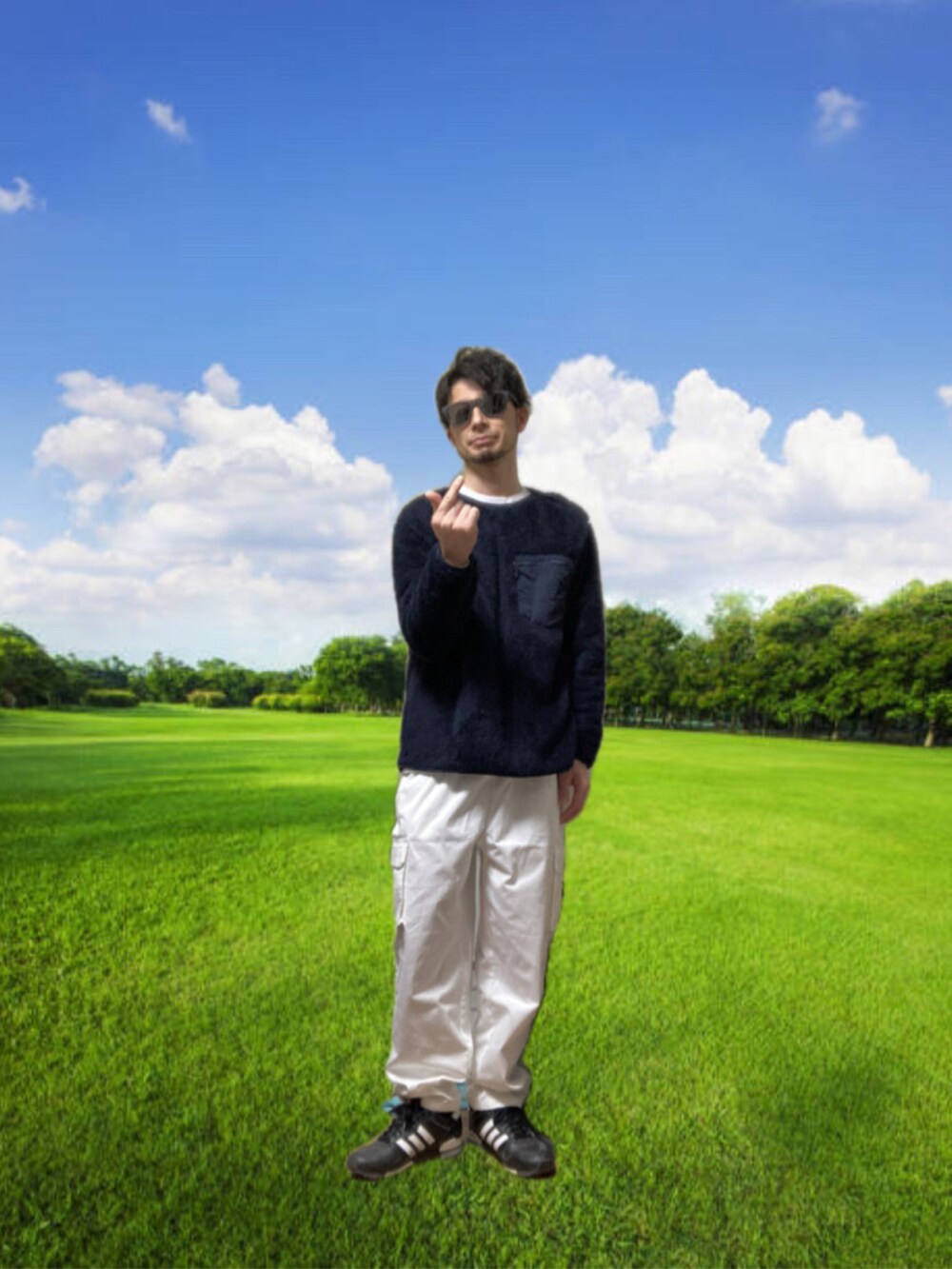 「おじさん、あごひげ、もみあげ、ダウンベスト、フリースプルオーバー、カーゴパンツ、スニーカー」｜「workmanのアイテム（ダウンベスト、ベージュ系）」を使った、モミヒゲさん（メンズ・175cm）の冬コーディネートの5枚目の写真