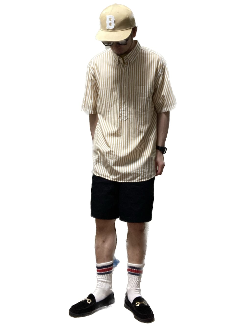 ブラック系のチノパンツ、ブラック系のローファー、イエロー系のシャツ/ブラウスを着用したメンズの夏コーディネートの2枚目の写真