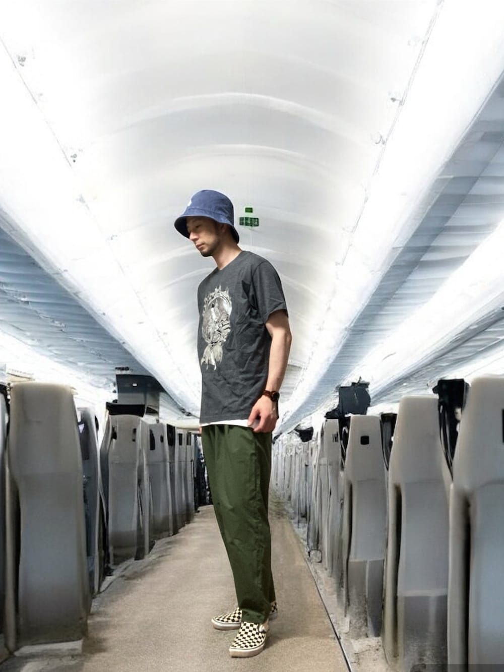 「おじさん、あごひげ、もみあげ、バケットハット、Tシャツ、スラックス、スニーカー」｜「workmanのアイテム（スラックス、グリーン系）」を使った、モミヒゲさん（メンズ・175cm）の夏コーディネートの2枚目の写真