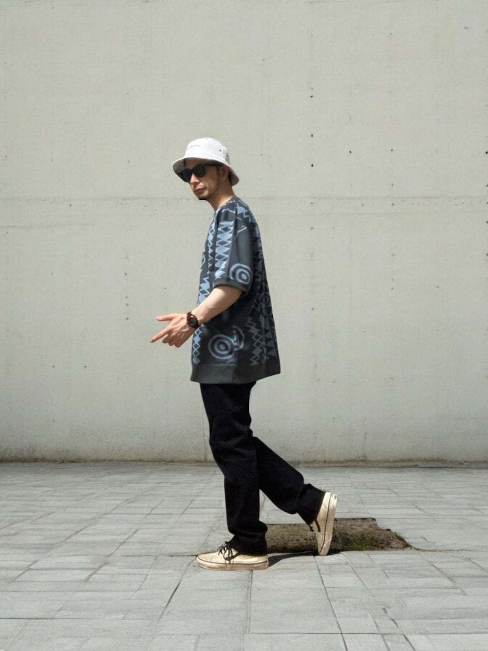 「おじさん、あごひげ、もみあげ、バケットハット、Tシャツ、デニムパンツ、黒パンツ、スニーカー」｜「Levi'sのLevi's/リーバイス 505(TM) レギュラーフィット ブラック NATIVE CALI（デニムパンツ、ブラック系）」を使った、モミヒゲさん（メンズ・175cm）の春コーディネートの2枚目の写真
