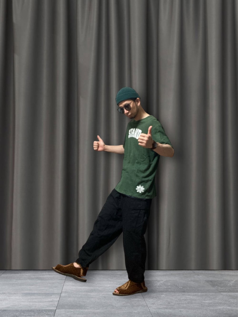 「おじさん、あごひげ、もみあげ、ニット帽、Tシャツ、カーゴパンツ、サンダル、伯方の塩」｜「TOKYO HEMP CONNECTIONのアイテム（Tシャツ/カットソー、グリーン系）」を使った、モミヒゲさん（メンズ・175cm）の秋コーディネートの3枚目の写真
