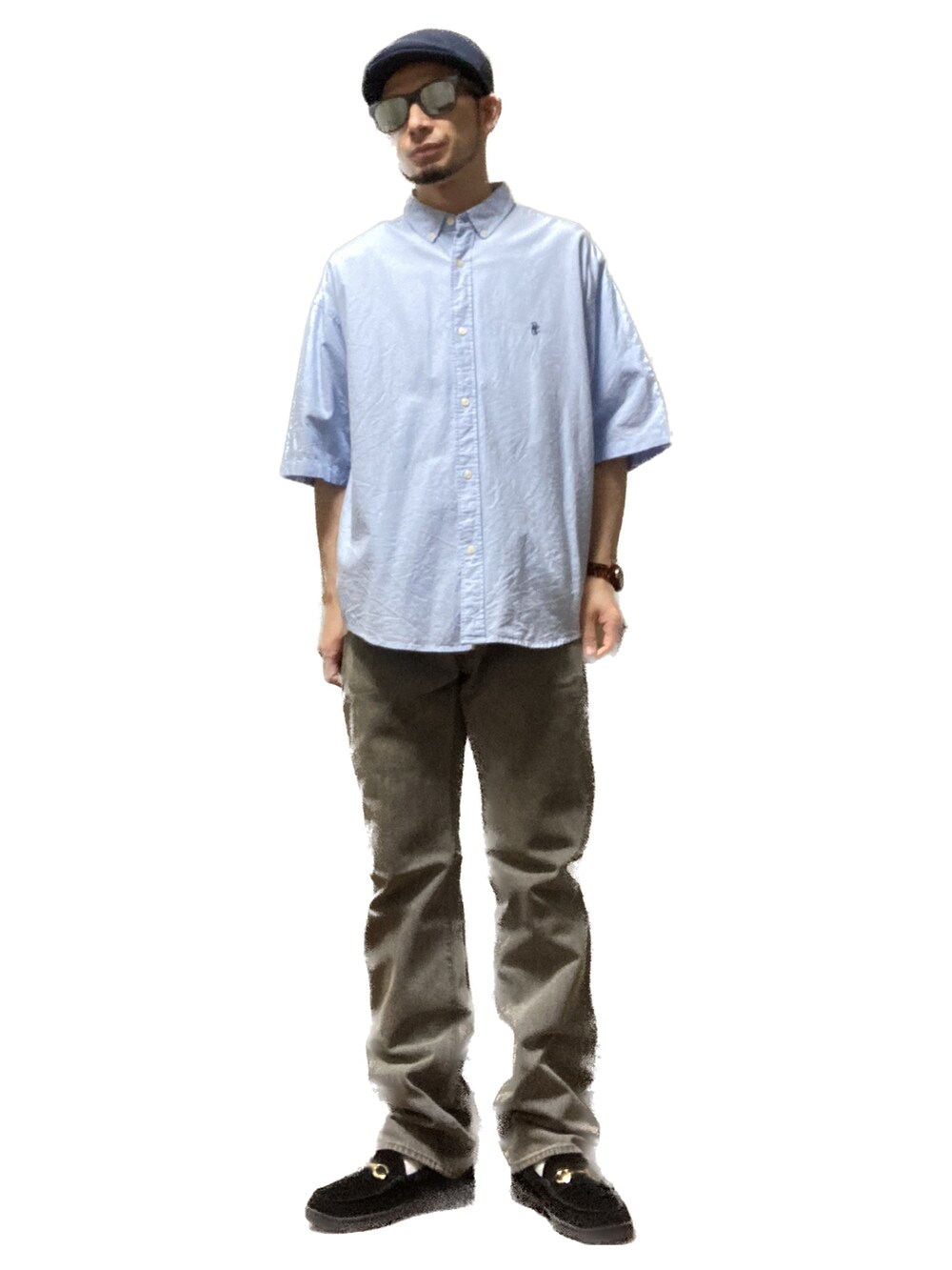 ブルー系のシャツ/ブラウス、ブラック系のローファー、グレー系のデニムパンツを着用したメンズの秋コーディネートの3枚目の写真