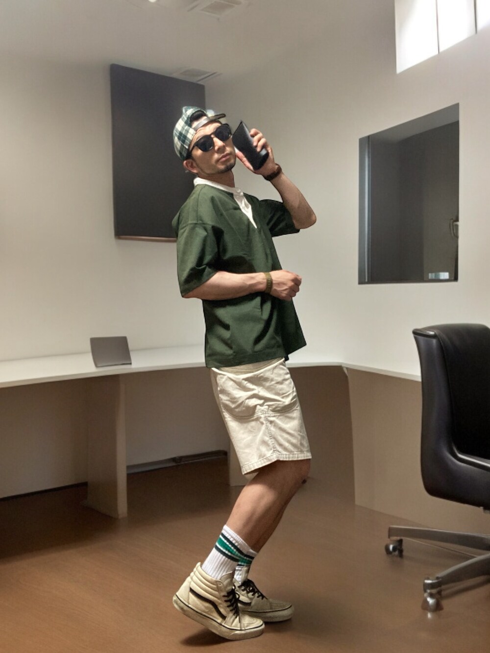 ベージュ系のその他パンツ、ホワイト系のスニーカー、グリーン系のTシャツ/カットソーを着用したメンズの夏コーディネートの5枚目の写真