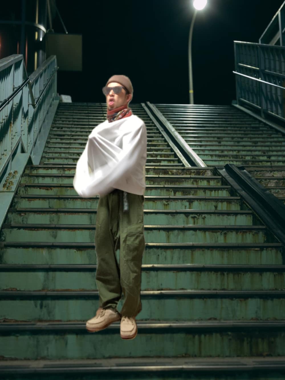 ブラック系のマウンテンパーカー、ホワイト系のスウェット、グリーン系のカーゴパンツを着用したメンズの冬コーディネートの5枚目の写真