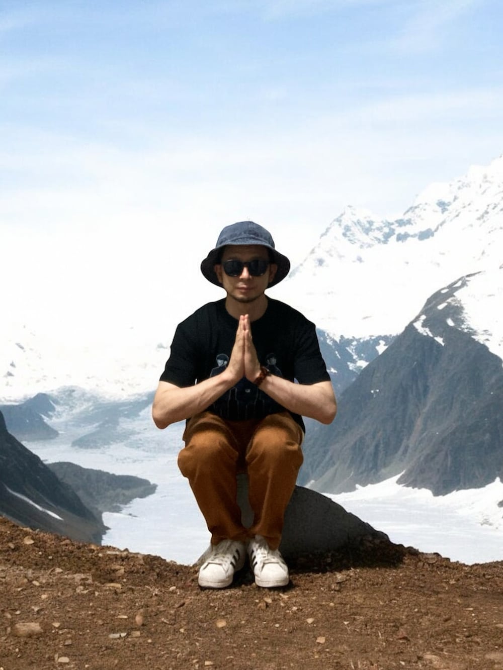 ブラウン系のチノパンツ、ホワイト系のスニーカー、ブラック系のTシャツ/カットソーを着用したメンズの秋コーディネートの4枚目の写真