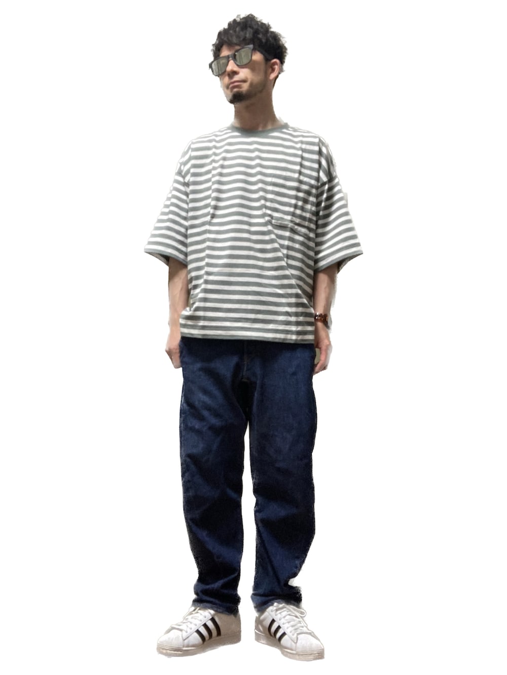 「おじさん、あごひげ、もみあげ、ボーダーTシャツ、ボーダー、デニムパンツ、スニーカー、シンプルスタイル」｜「Levi'sの【LEVI'S】ＬＥＪ５７０バギーテーパー（デニムパンツ、ブルー系）」を使った、モミヒゲさん（メンズ・175cm）の秋コーディネートの2枚目の写真