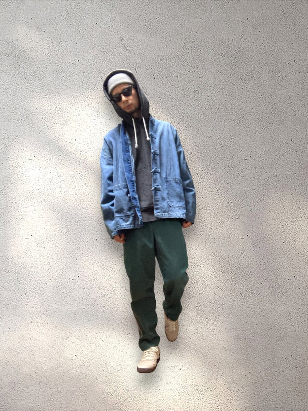 グリーン系のその他パンツ、ブルー系のデニムジャケット、ベージュ系のスニーカーを着用したメンズの冬コーディネートの4枚目の写真