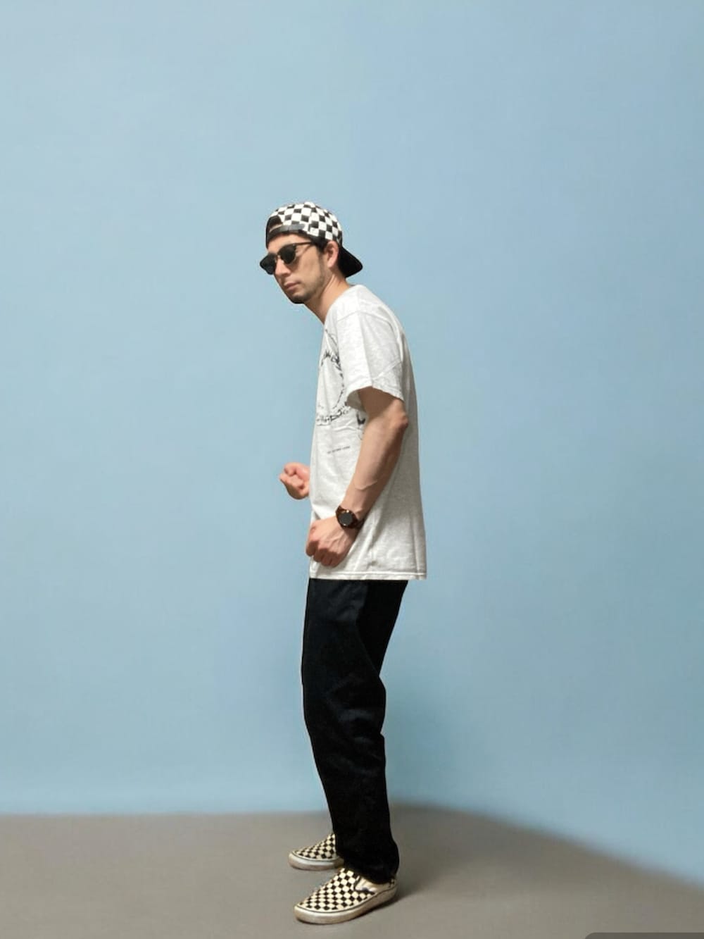 「おじさん、あごひげ、もみあげ、キャップ、Tシャツ、チノパン、スリッポン、チェッカーフラッグ」｜「GDCのアイテム（Tシャツ/カットソー、グレー系）」を使った、モミヒゲさん（メンズ・175cm）の夏コーディネートの4枚目の写真