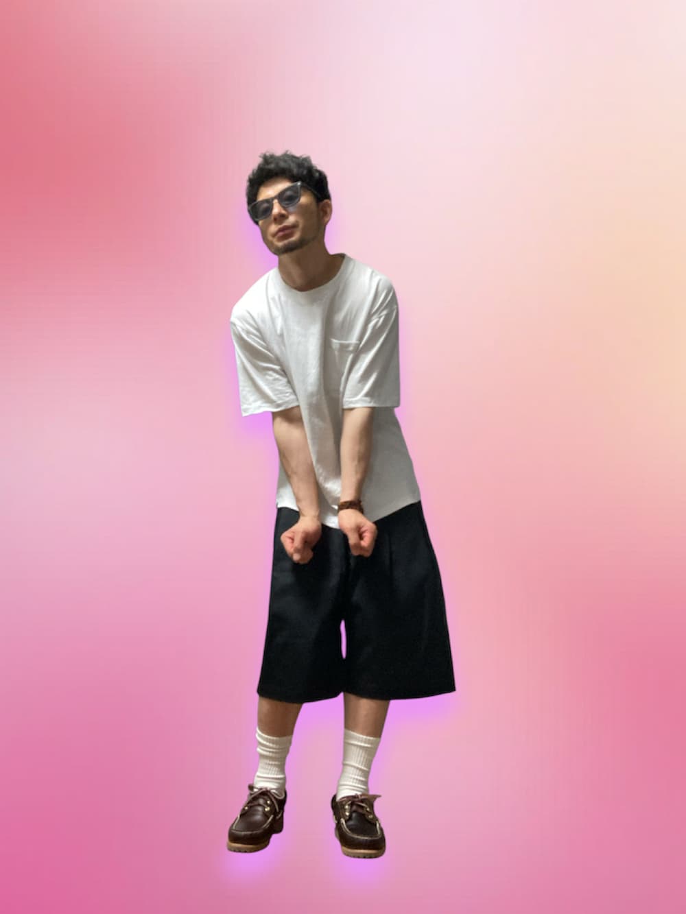 ブラック系のその他パンツ、ブラウン系のモカシン/デッキシューズ、ホワイト系のTシャツ/カットソーを着用したメンズの夏コーディネートの3枚目の写真