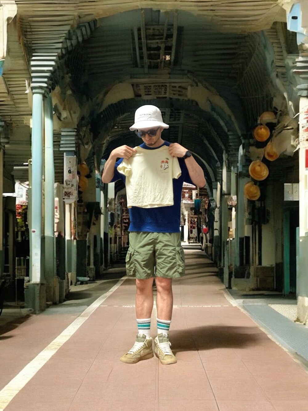 ブルー系のTシャツ/カットソー、グリーン系のカーゴパンツ、ベージュ系のスニーカーを着用したメンズの夏コーディネートの5枚目の写真