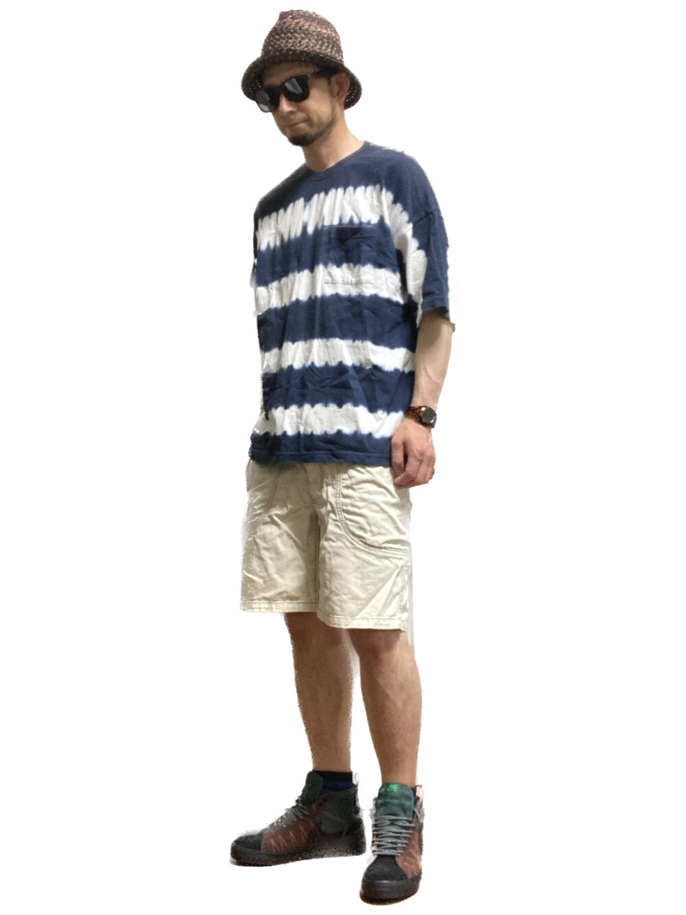 ベージュ系のその他パンツ、ブラウン系のスニーカー、ブルー系のTシャツ/カットソーを着用したメンズの夏コーディネートの2枚目の写真