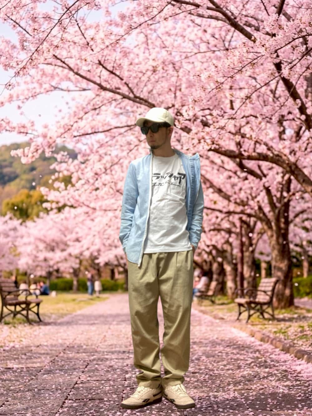 ベージュ系のスニーカー、ブルー系のシャツ/ブラウス、ホワイト系のTシャツ/カットソーを着用したメンズの春コーディネートの3枚目の写真