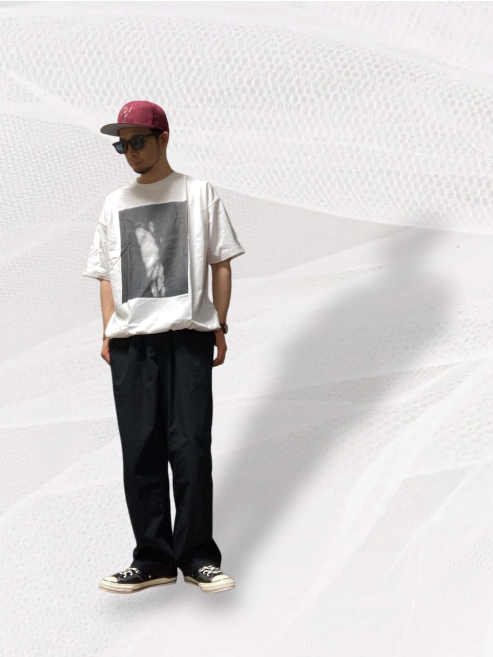 ブラック系のスニーカー、ホワイト系のTシャツ/カットソー、ブラック系のスーツパンツを着用したメンズの夏コーディネートの2枚目の写真