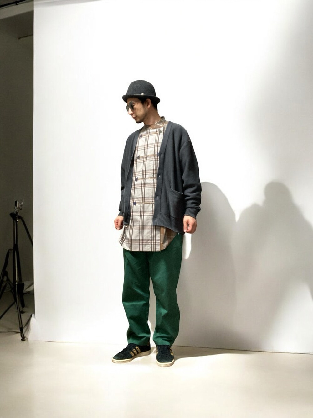 ベージュ系のシャツ/ブラウス、グリーン系のチノパンツ、ブラック系のスニーカーを着用したメンズの秋コーディネートの2枚目の写真