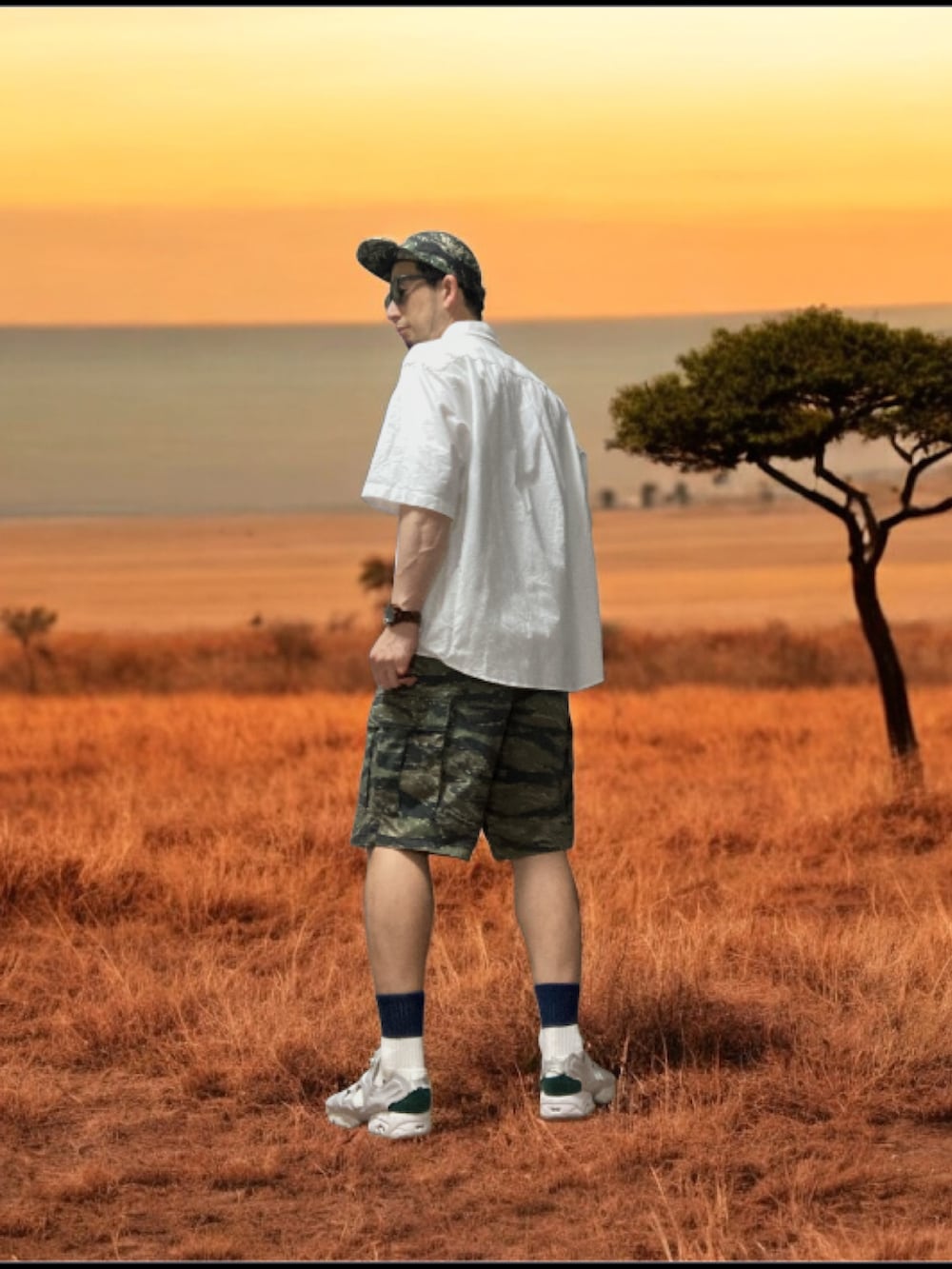 その他のカーゴパンツ、グレー系のサンダル、ホワイト系のシャツ/ブラウスを着用したメンズの秋コーディネートの3枚目の写真