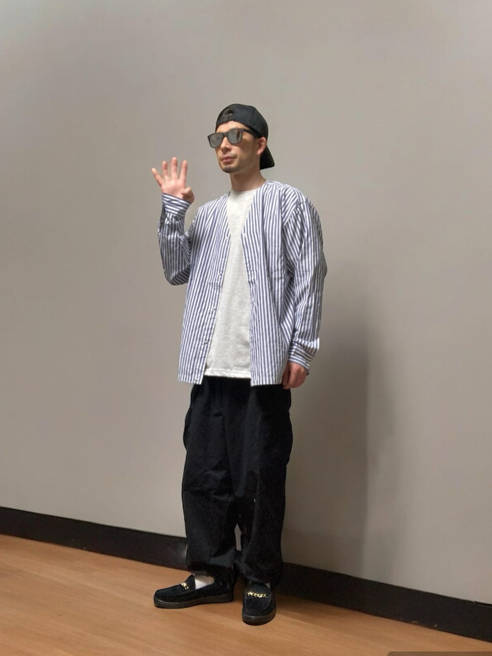 「おじさん、あごひげ、もみあげ、キャップ、エロかぶり、ノーカラーシャツ、ロンT、カーゴパンツ、チェーンローファー、ローファー、スティールボールラン、ジャイロ」|「GRAVISのGravis/グラビス ODJICK CHAIN オジェック チェーン ローファー 25221(ローファー、ブラック系)」を使った、モミヒゲさん(メンズ・175cm)の春コーディネートの3枚目の写真