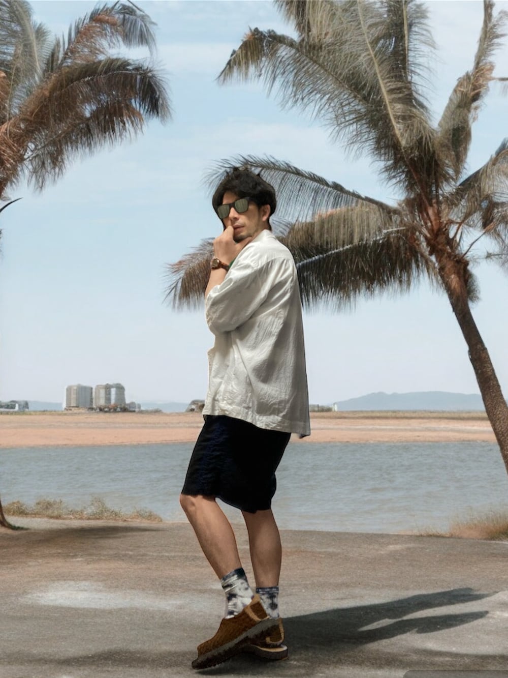 ブラウン系のサンダル、ブラック系のその他パンツ、ブルー系のTシャツ/カットソーを着用したメンズの夏コーディネートの3枚目の写真