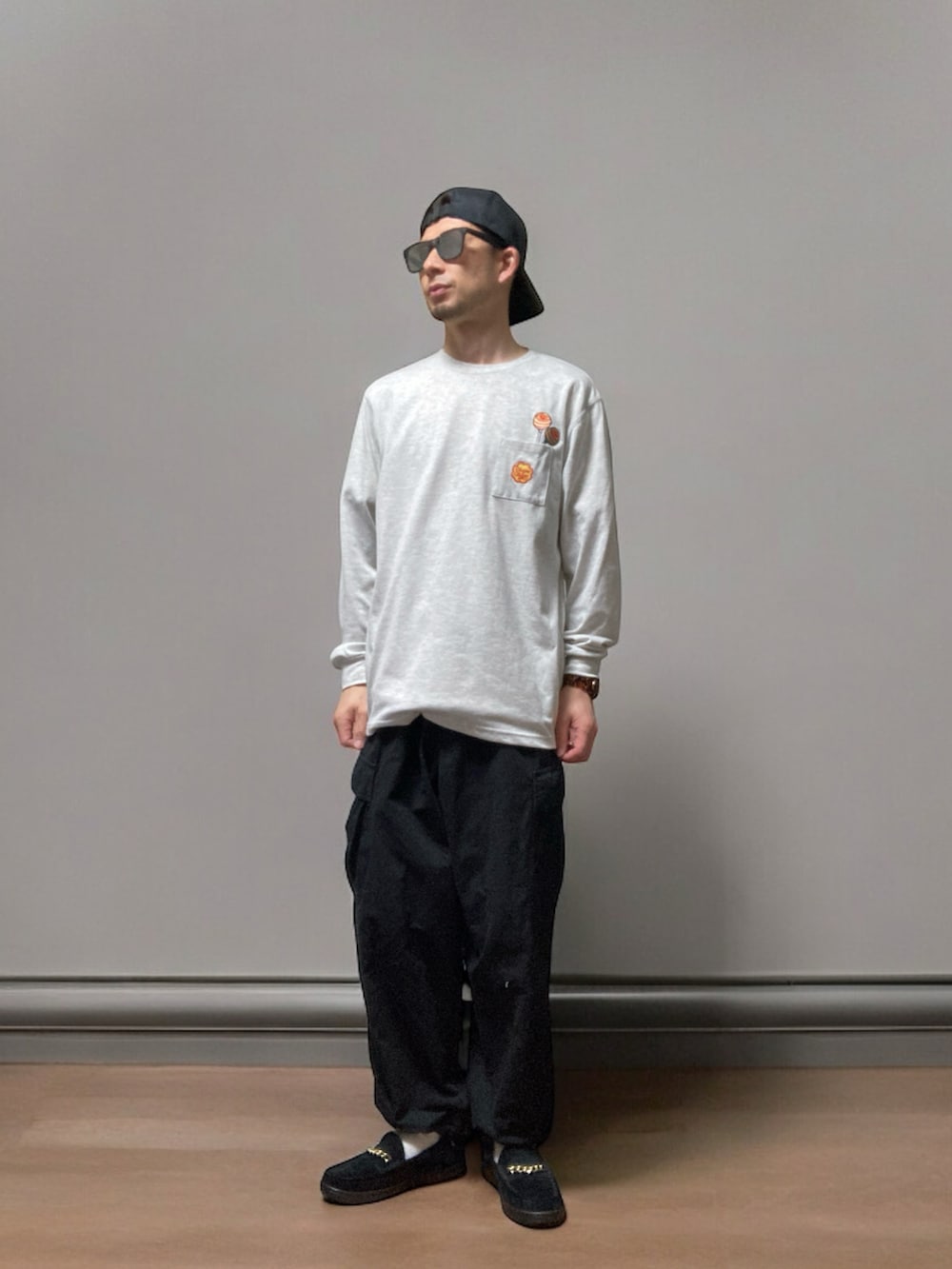 「おじさん、あごひげ、もみあげ、キャップ、エロかぶり、ノーカラーシャツ、ロンT、カーゴパンツ、チェーンローファー、ローファー、スティールボールラン、ジャイロ」|「GRAVISのGravis/グラビス ODJICK CHAIN オジェック チェーン ローファー 25221(ローファー、ブラック系)」を使った、モミヒゲさん(メンズ・175cm)の春コーディネートの2枚目の写真