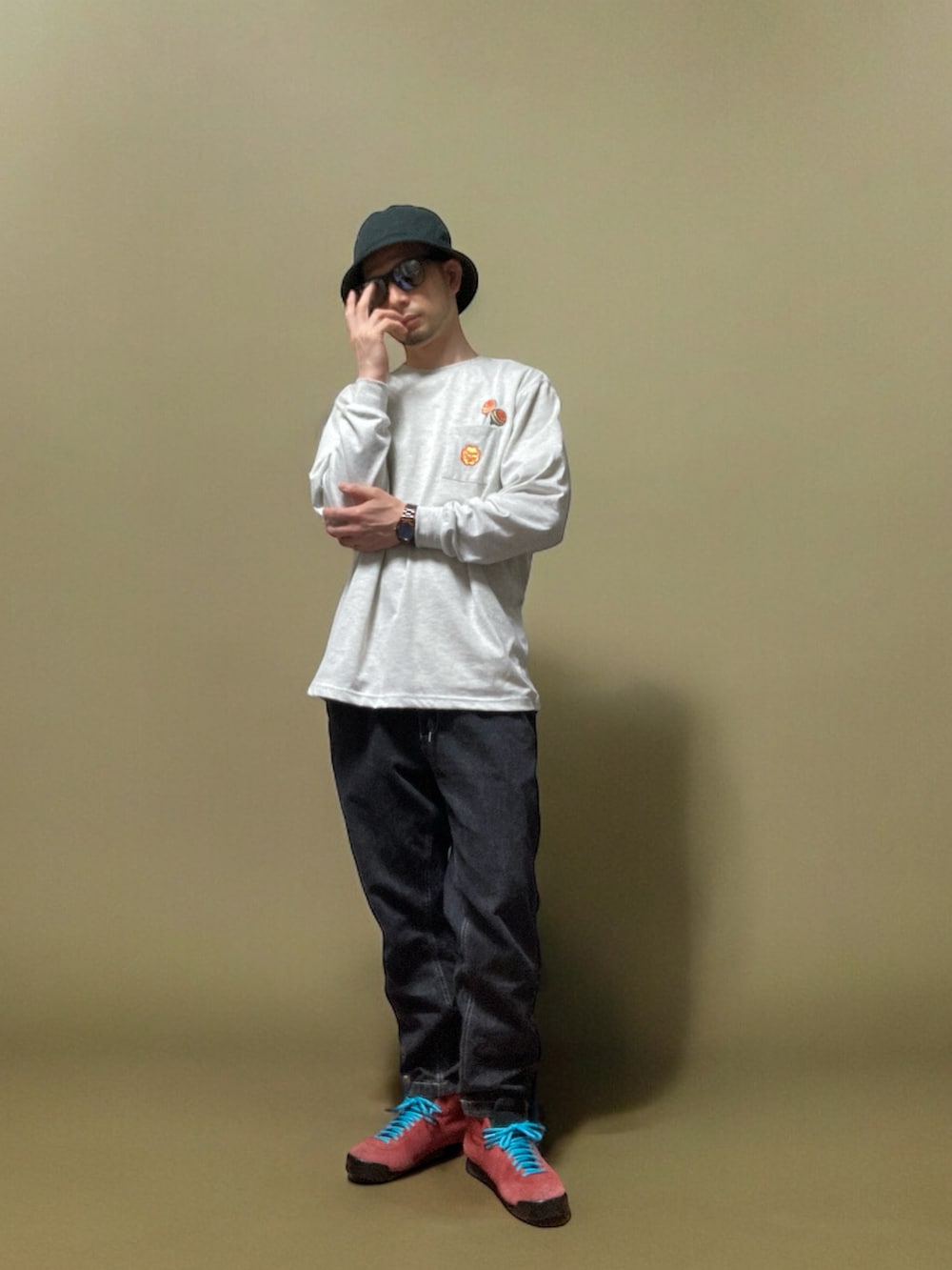 「おじさん、あごひげ、もみあげ、バケットハット、ロンT、チュッパチャップス、デニムパンツ、スニーカー、エアマグマ、狩野英孝」｜「newhattanのnewhattan /ニューハッタン ウォッシュド コットン ツイル バケットハット（ハット、ブラック系）」を使った、モミヒゲさん（メンズ・175cm）の春コーディネートの3枚目の写真