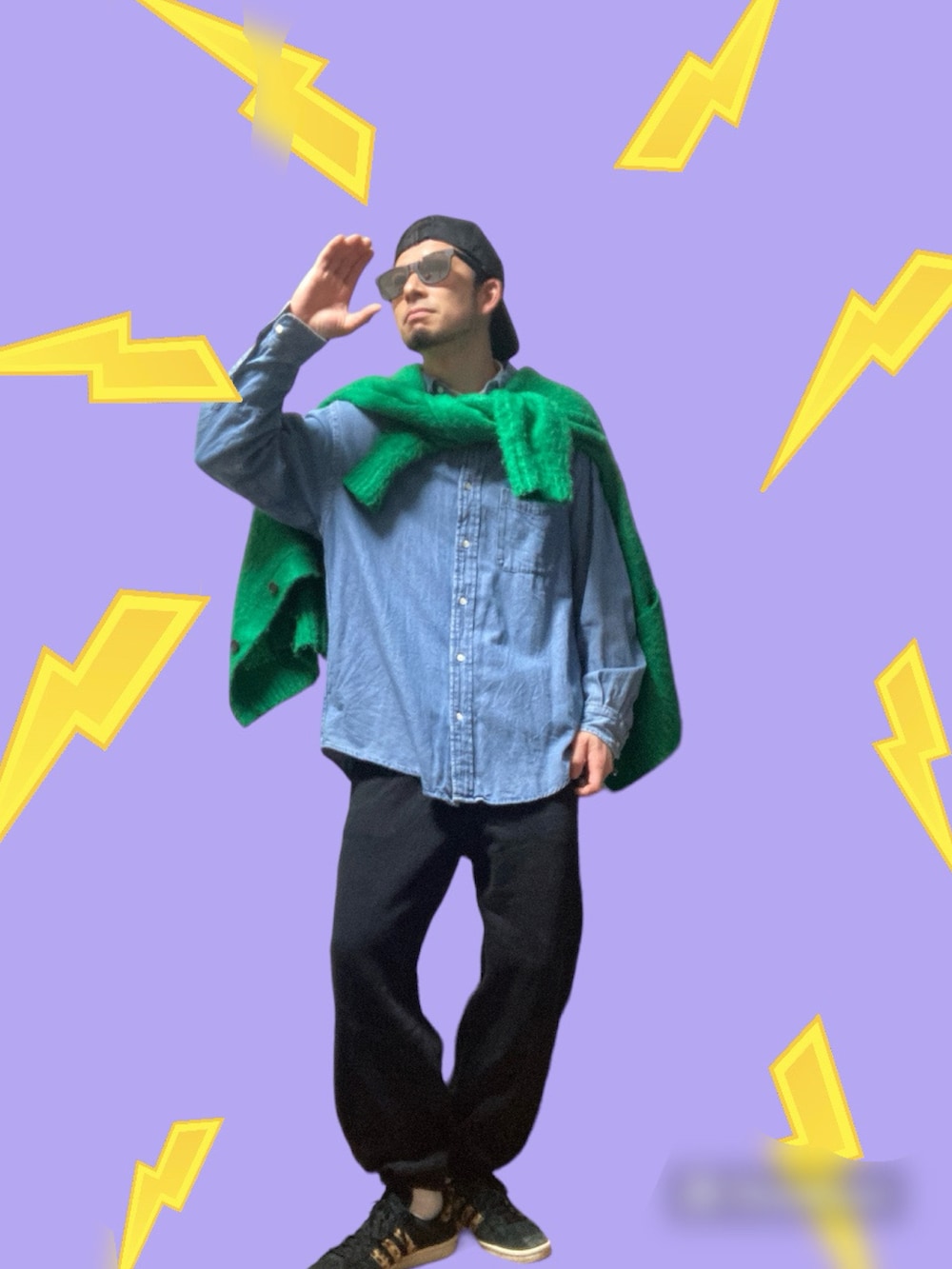 ブラック系のスニーカー、ブラック系のスウェットパンツ、ブルー系のシャツ/ブラウスを着用したメンズの春コーディネートの4枚目の写真