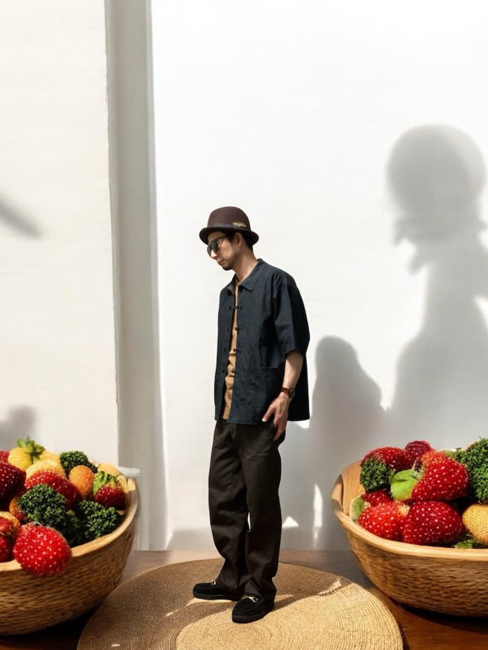 「おじさん、あごひげ、もみあげ、ハット、チャイナシャツ、ワークパンツ、ローファー」｜「GRAVISの【gravis】ODJICK BITS（ローファー、ブラック系）」を使った、モミヒゲさん（メンズ・175cm）の秋コーディネートの2枚目の写真