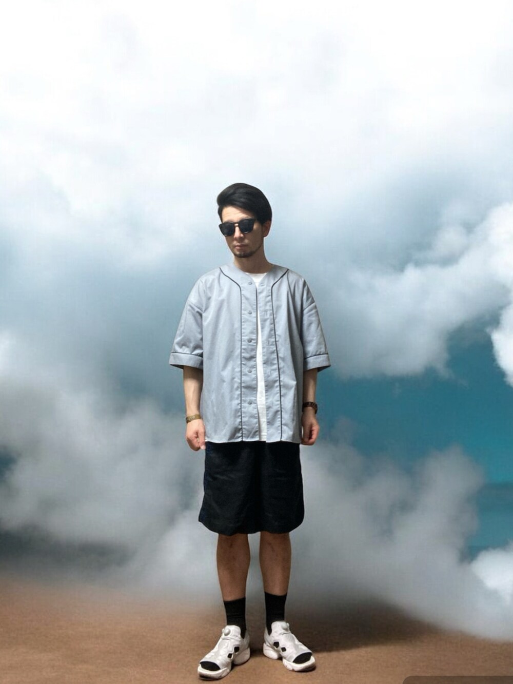 グレー系のシャツ/ブラウス、グレー系のサンダル、ブルー系のワンピース/ドレスを着用したメンズの夏コーディネートの2枚目の写真