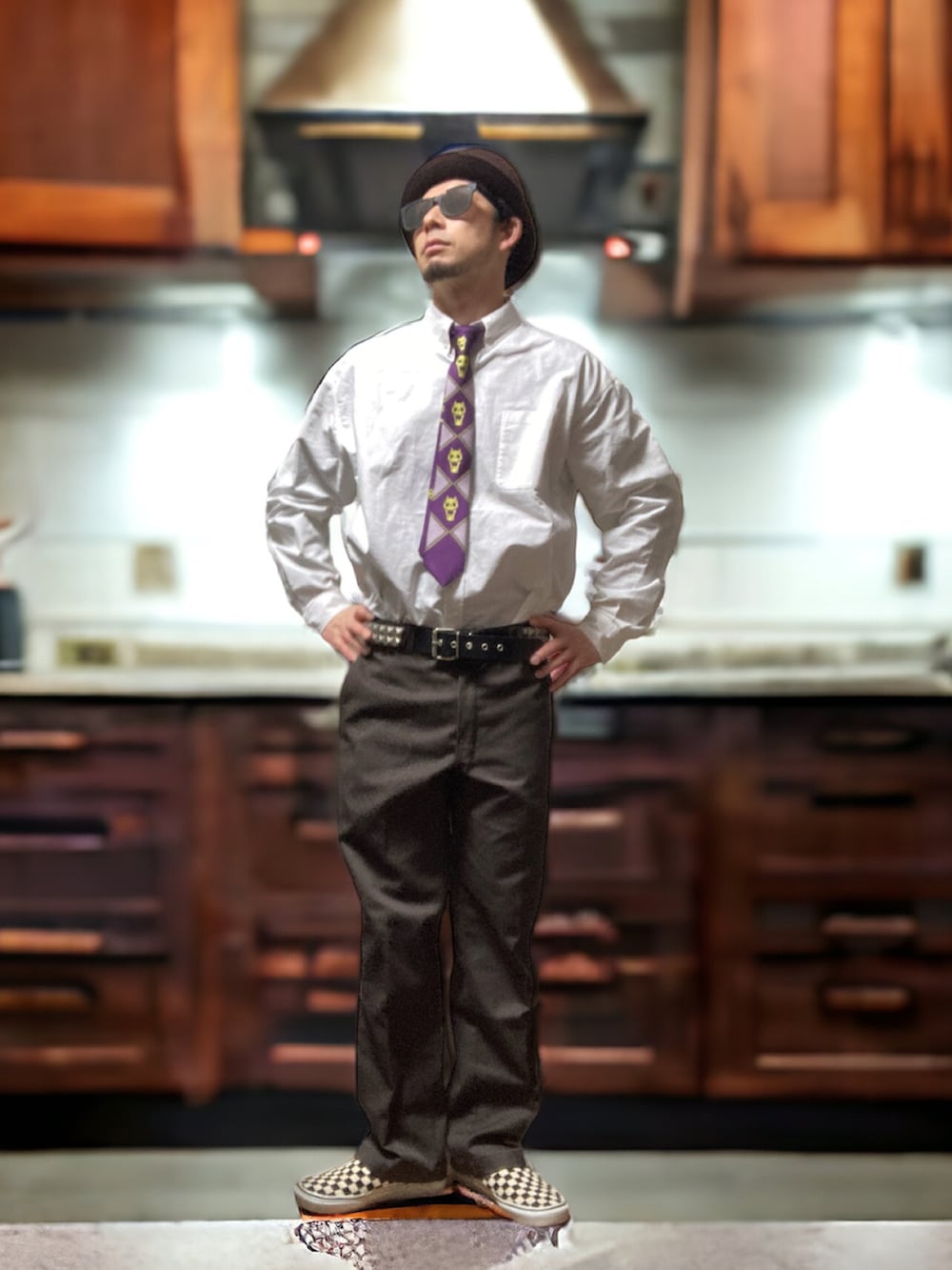 ブラウン系のチノパンツ、ホワイト系のスリッポン、グレー系のシャツ/ブラウスを着用したメンズの春コーディネートの5枚目の写真