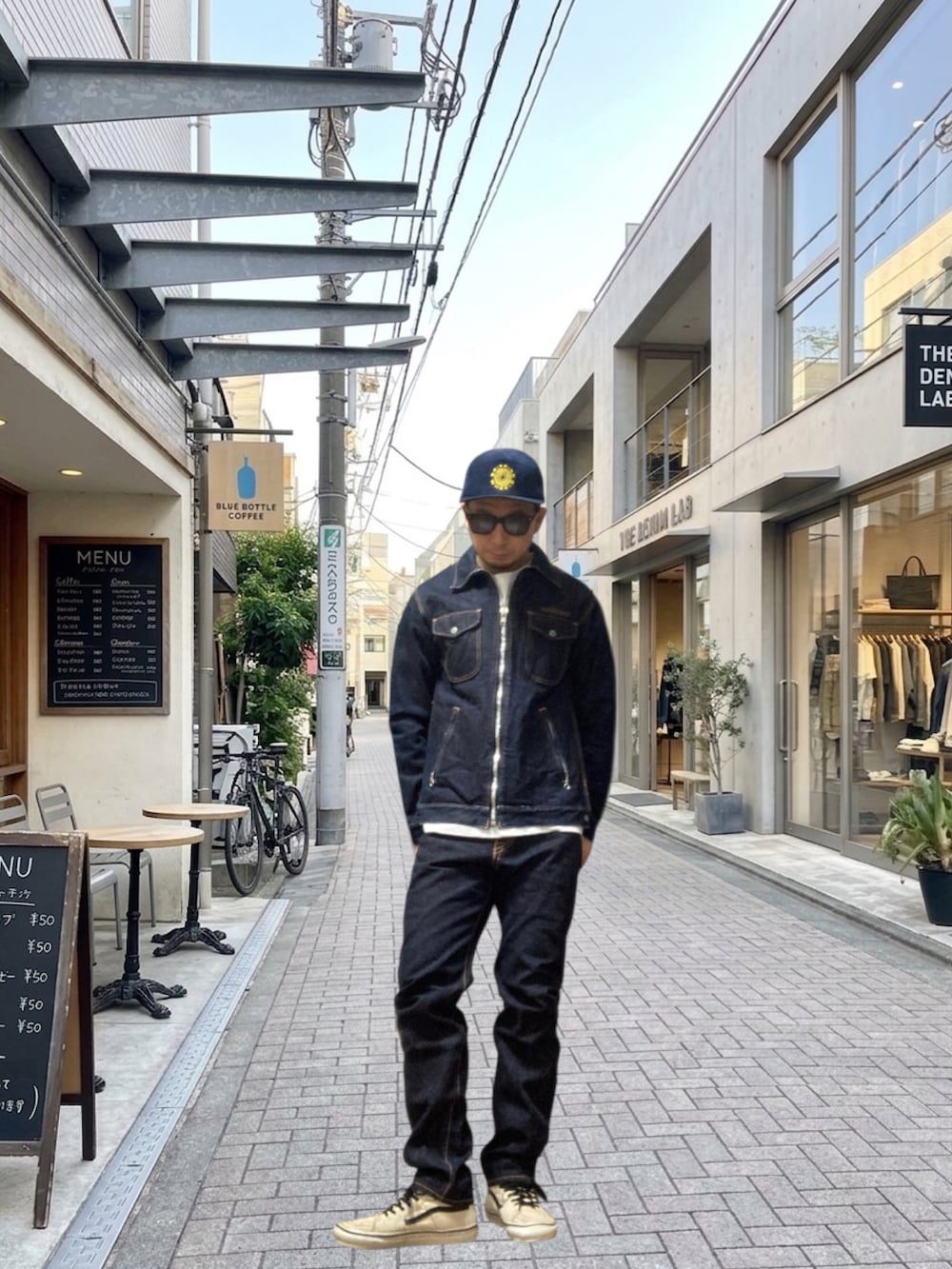 ブルー系のデニムジャケット、ブルー系のデニムパンツ、ホワイト系のスニーカーを着用したメンズの春コーディネートの3枚目の写真