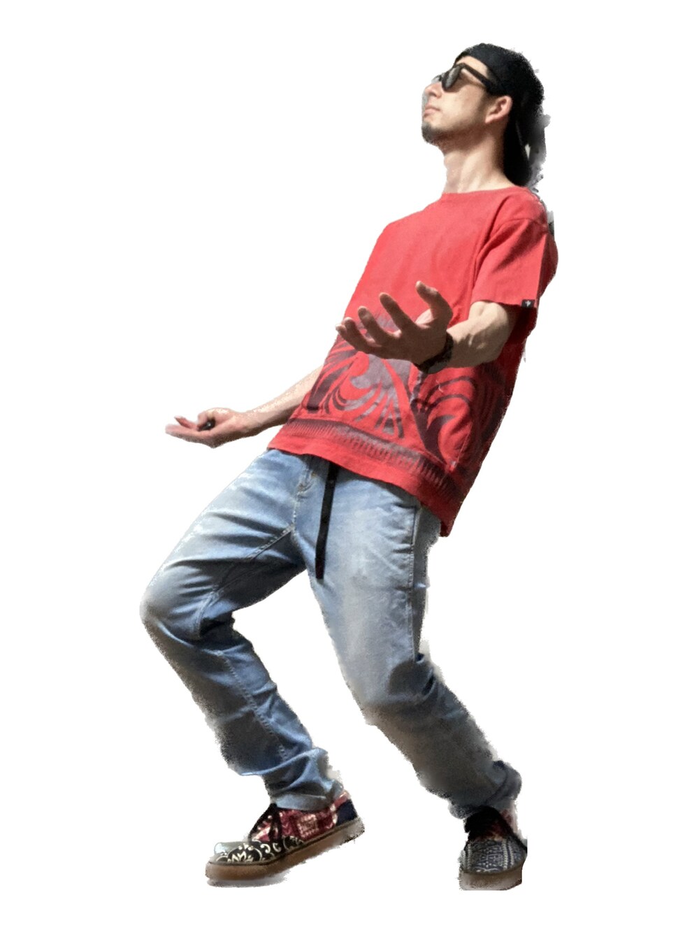 レッド系のTシャツ/カットソー、ブルー系のデニムパンツ、その他のスニーカーを着用したメンズの秋コーディネートの2枚目の写真