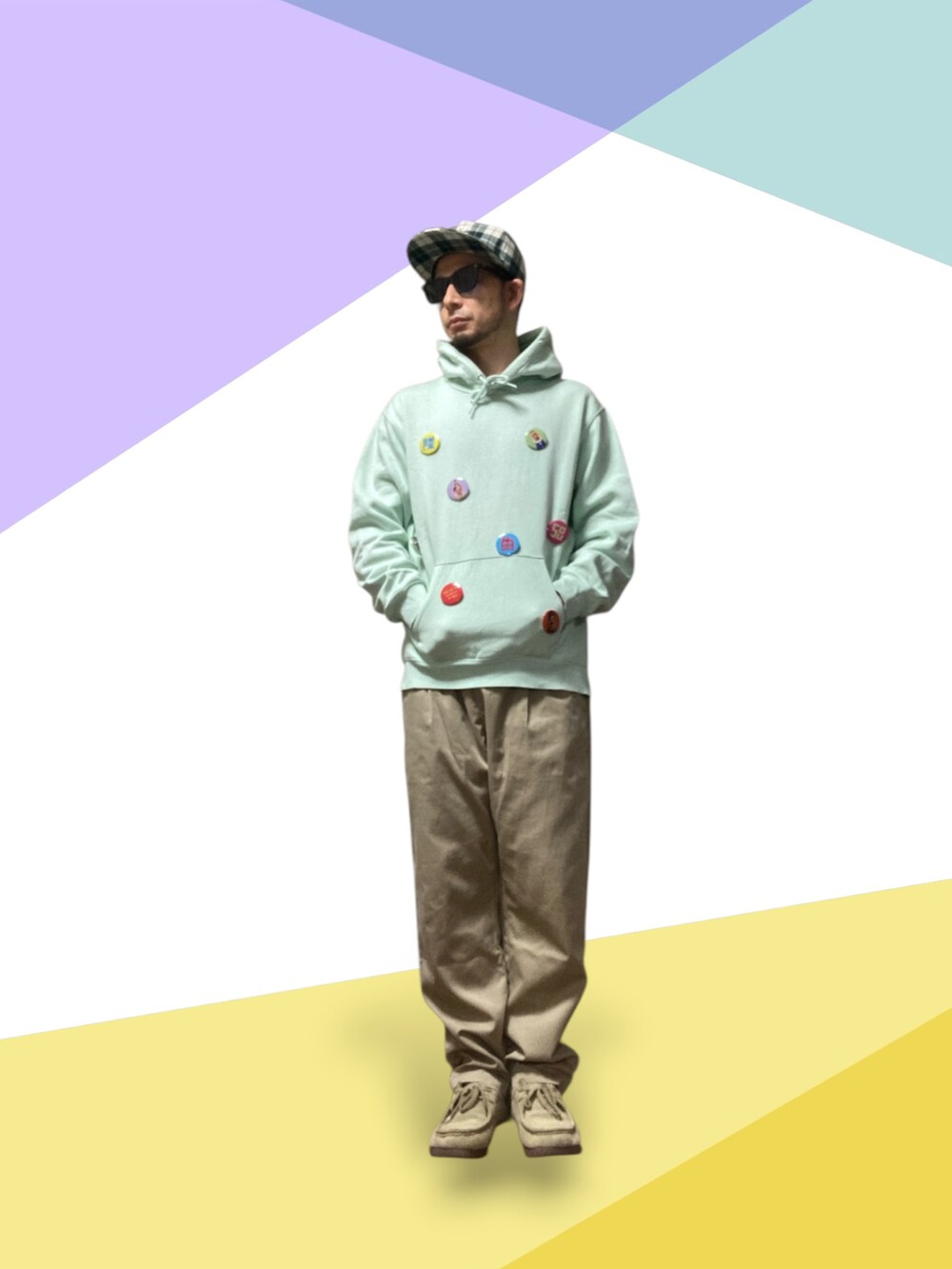 レッド系のチノパンツ、グリーン系のパーカー、レッド系のスニーカーを着用したメンズの春コーディネートの2枚目の写真