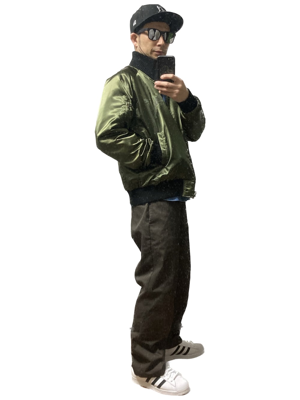 グリーン系のブルゾン、ブルー系のシャツ/ブラウス、ブラウン系のチノパンツを着用したメンズの冬コーディネートの4枚目の写真