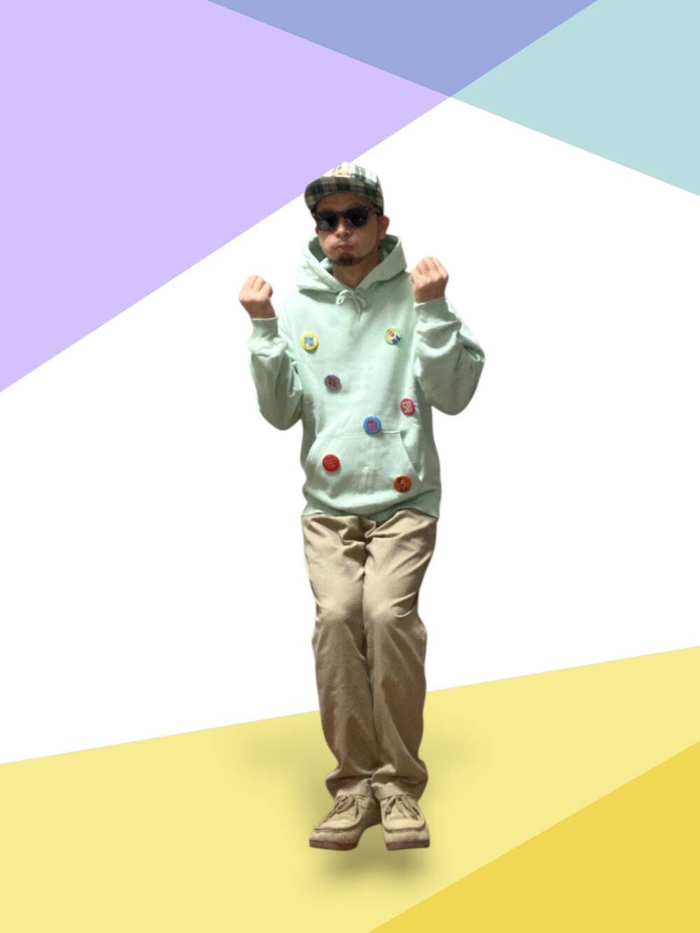 レッド系のチノパンツ、グリーン系のパーカー、レッド系のスニーカーを着用したメンズの春コーディネートの4枚目の写真