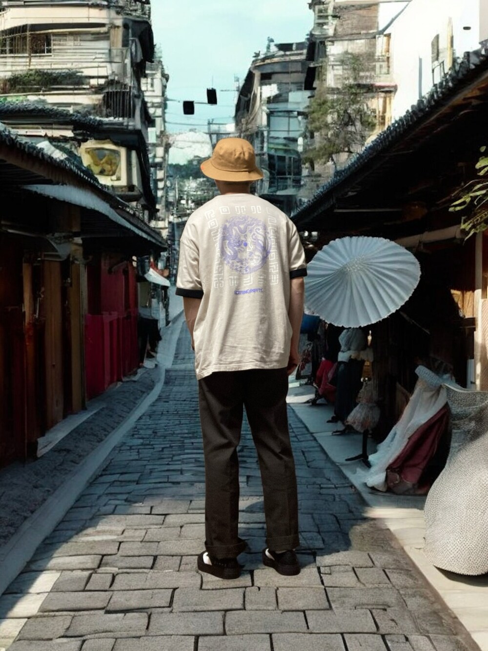 ブラウン系のチノパンツ、ベージュ系のTシャツ/カットソー、ブラック系のスニーカーを着用したメンズの夏コーディネートの4枚目の写真