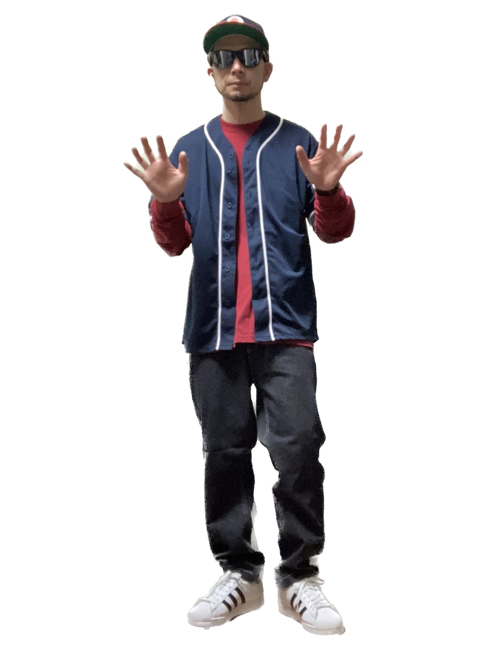 ブラック系のデニムパンツ、ブルー系のシャツ/ブラウス、レッド系のTシャツ/カットソーを着用したメンズの秋コーディネートの3枚目の写真