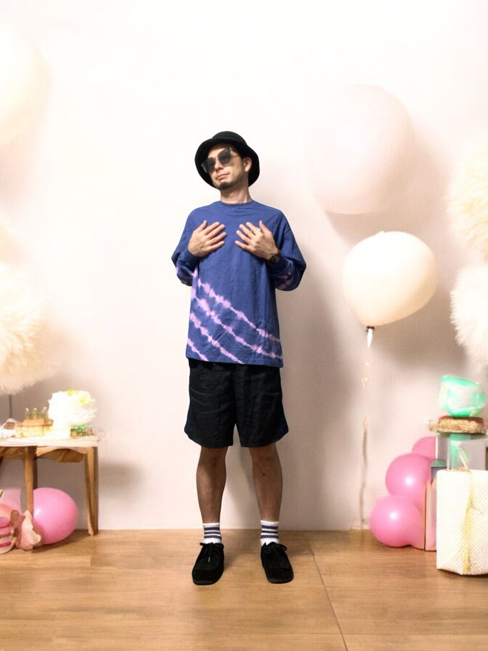「おじさん、あごひげ、もみあげ、ハット、ロンT、キューバショートパンツ、モカシンシューズ、ラインソックス」｜「Sauce のアイテム（ハット、ブラック系）」を使った、モミヒゲさん（メンズ・175cm）の秋コーディネートの3枚目の写真
