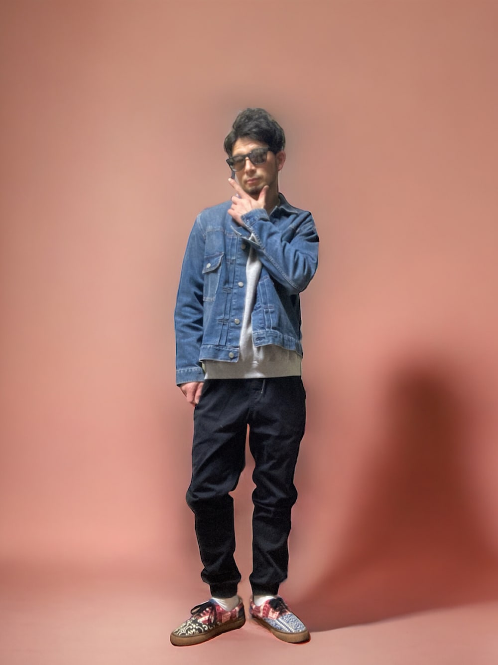 「おじさん、あごひげ、もみあげ、デニムジャケット、スウェット、ジョガーパンツ、スニーカー、エロテロリスト、インリンオブジョイトイ」｜「DENIZENのアイテム（デニムパンツ、ブラック系）」を使った、モミヒゲさん（メンズ・175cm）の春コーディネートの2枚目の写真