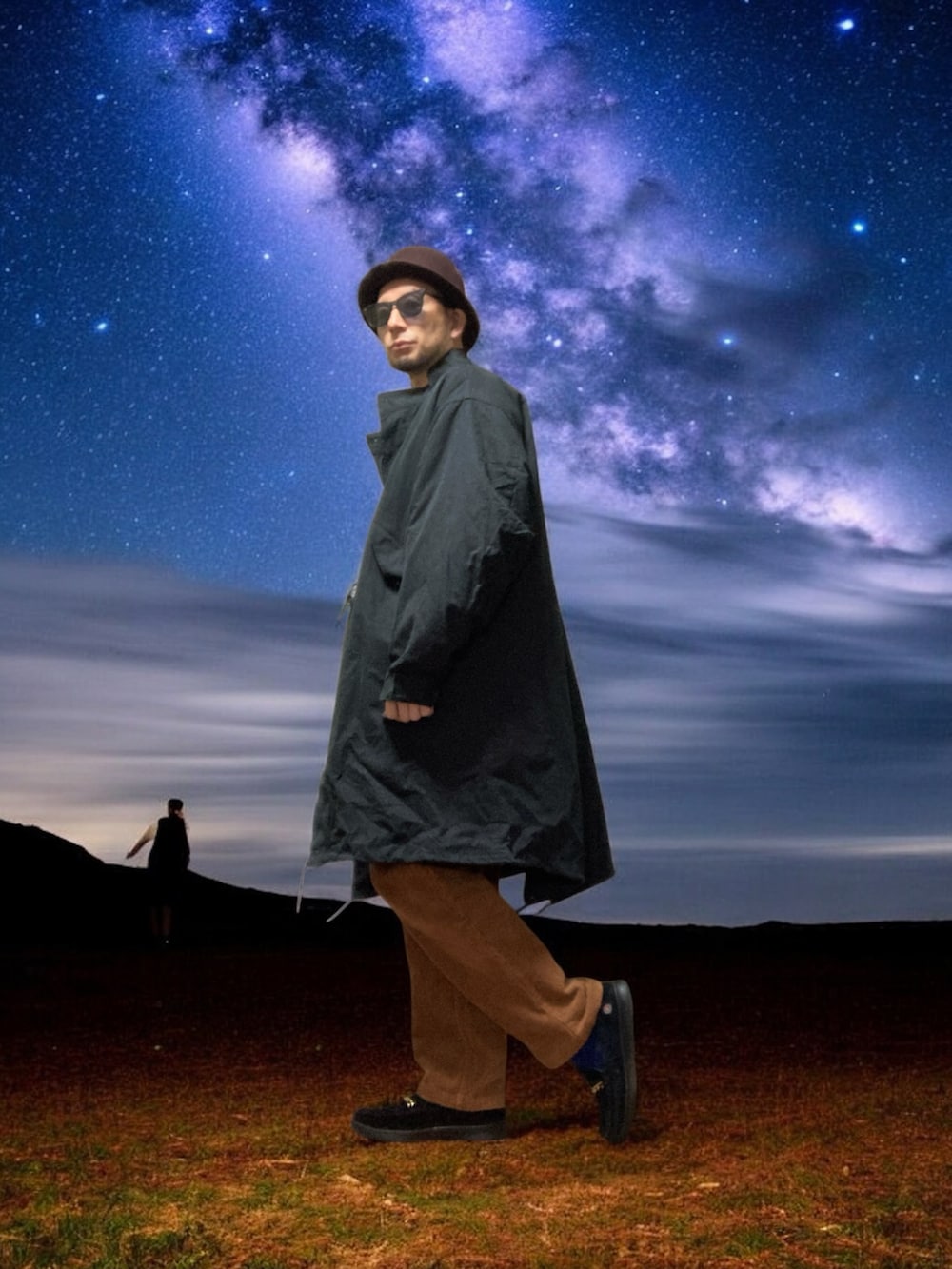 ブラック系のモッズコート、ブラック系のローファー、ブラウン系のその他パンツを着用したメンズの冬コーディネートの2枚目の写真