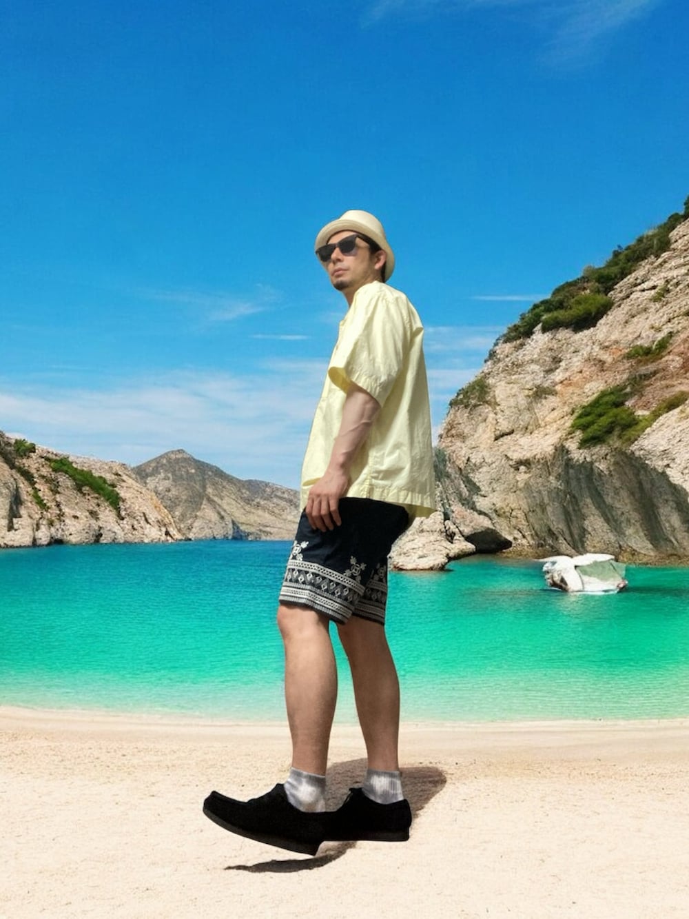 ブルー系のパンツ、ブラック系のモカシン/デッキシューズ、イエロー系のシャツ/ブラウスを着用したメンズの夏コーディネートの5枚目の写真