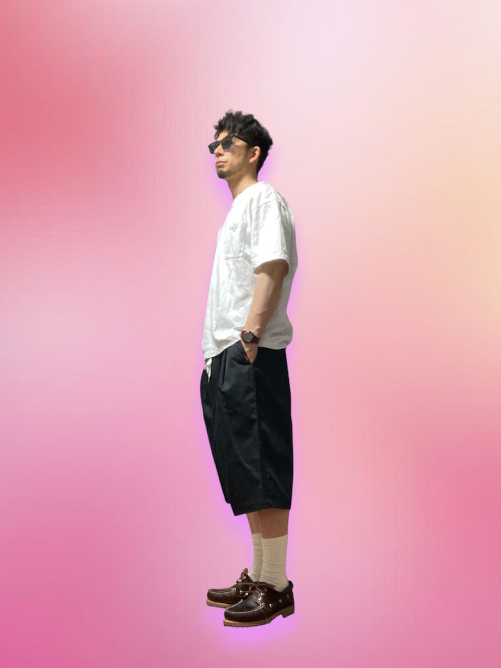 ブラック系のその他パンツ、ブラウン系のモカシン/デッキシューズ、ホワイト系のTシャツ/カットソーを着用したメンズの夏コーディネートの2枚目の写真