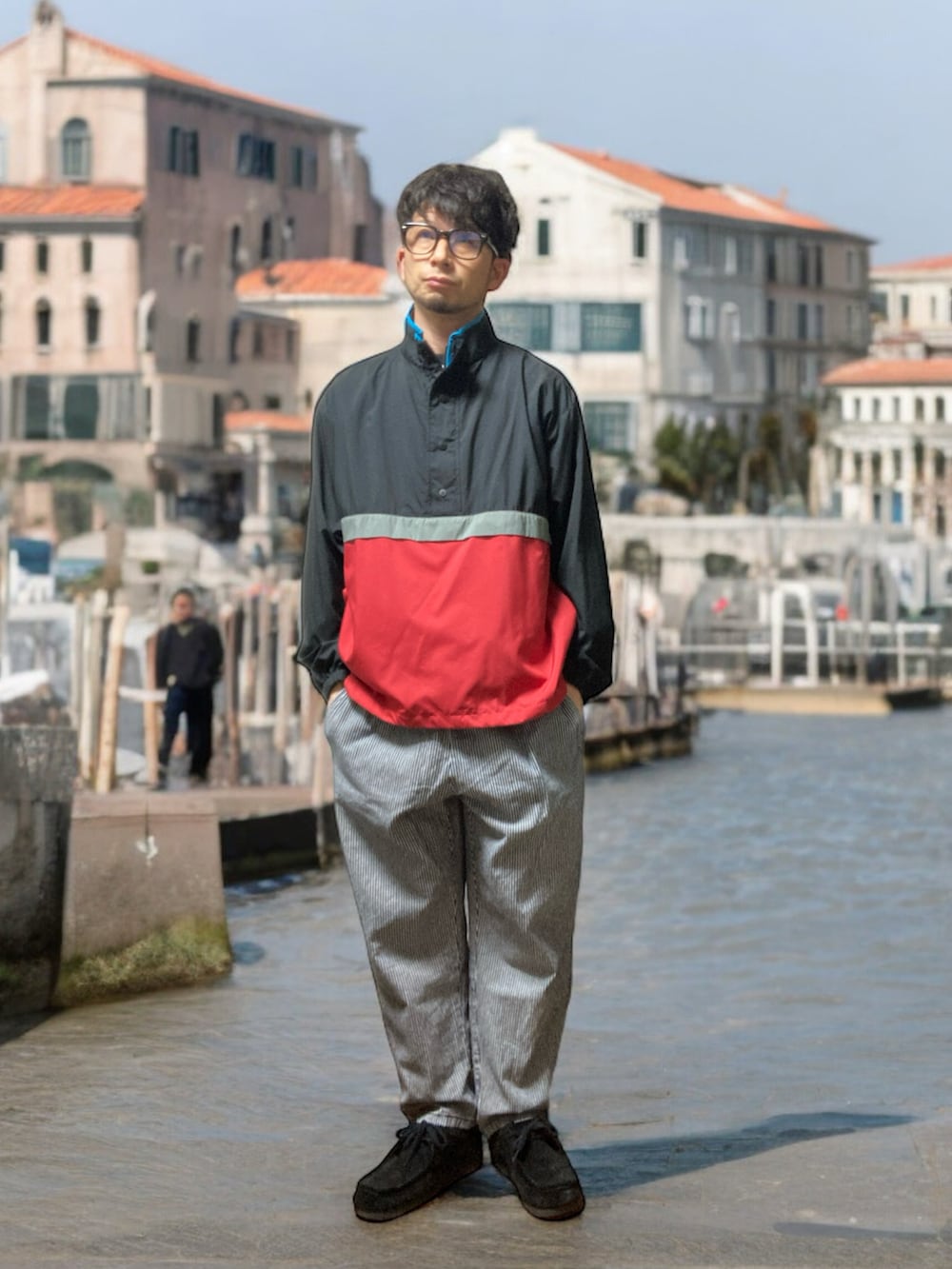「おじさん、あごひげ、もみあげ、ナイロンジャケット、ヒッコリーパンツ、モカシンシューズ、きさま！みているなっ！、春のNewスタイル、春」｜「GUのアイテム（チノパンツ、グレー系）」を使った、モミヒゲさん（メンズ・175cm）の春コーディネートの2枚目の写真