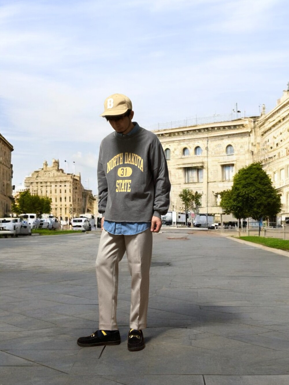 「おじさん、あごひげ、もみあげ、キャップ、スウェット、スラックス、ローファー」｜「GRAVISの【gravis】ODJICK BITS（ローファー、ブラック系）」を使った、モミヒゲさん（メンズ・175cm）の春コーディネートの3枚目の写真