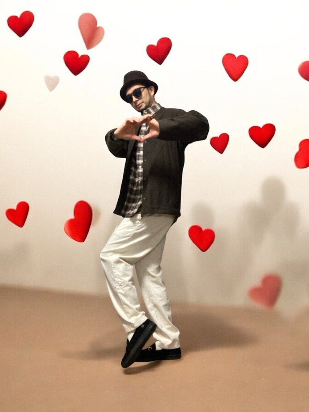 ホワイト系のチノパンツ、ブラック系のローファー、グリーン系のモッズコートを着用したメンズの冬コーディネートの5枚目の写真