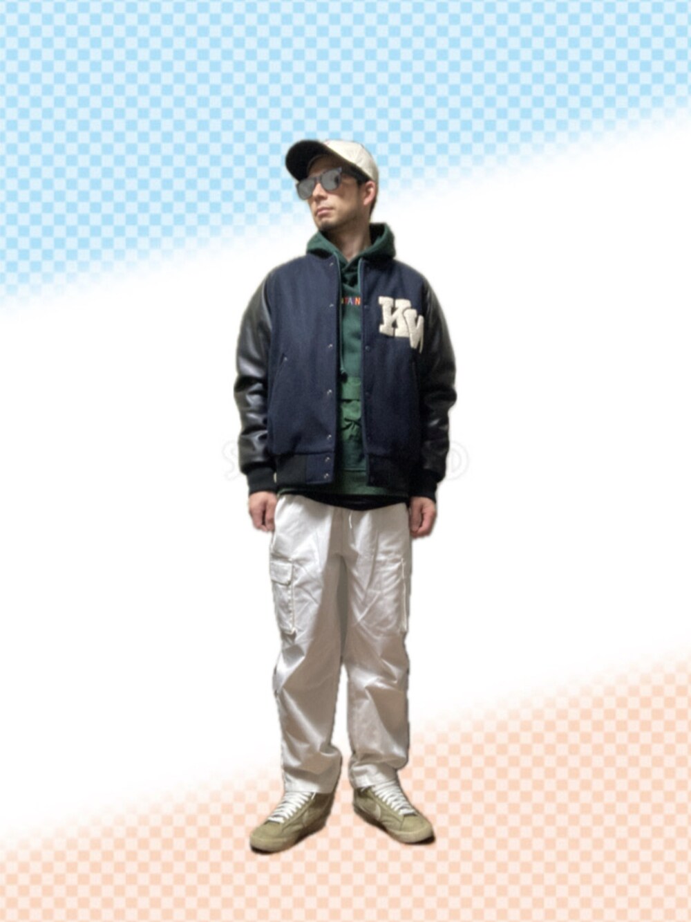 ブルー系のスタジャン、グリーン系のパーカー、ホワイト系のカーゴパンツを着用したメンズの冬コーディネートの2枚目の写真